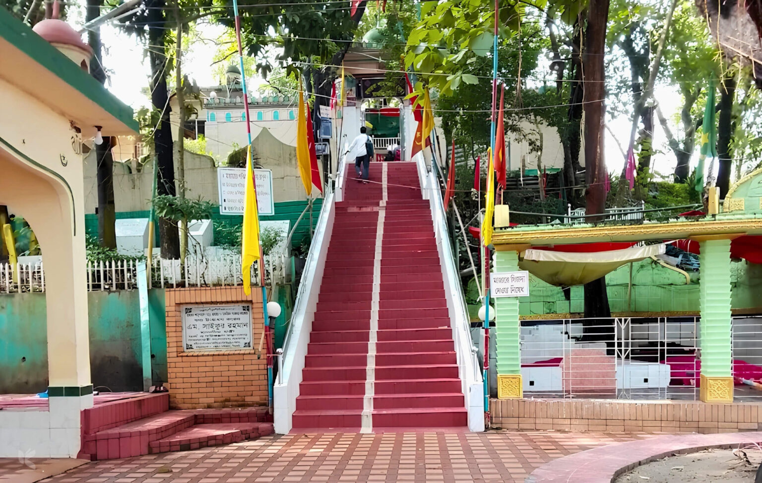 হযরত শাহ পরাণ (রাঃ) এর মাজার - কুহুডাক